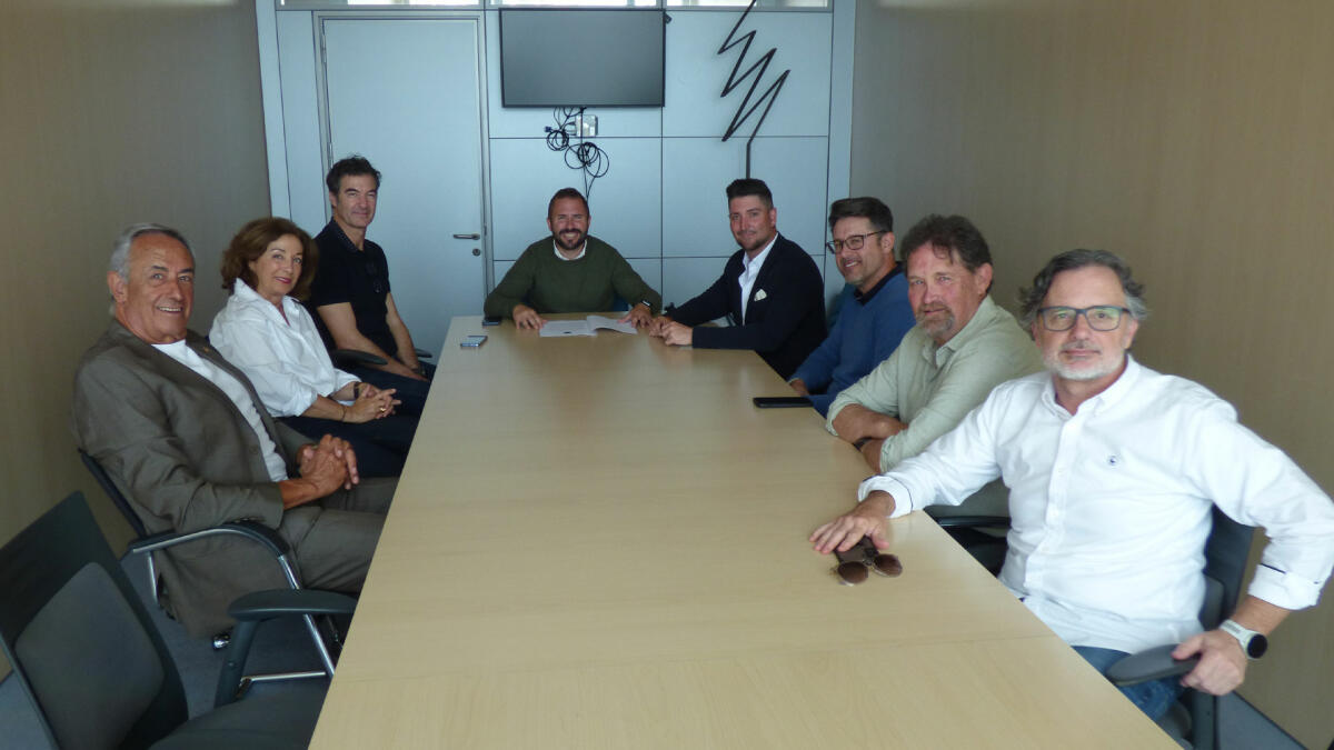 Deportes aborda con el Benidorm Club de Golf la posible creación de una escuela en un futuro 