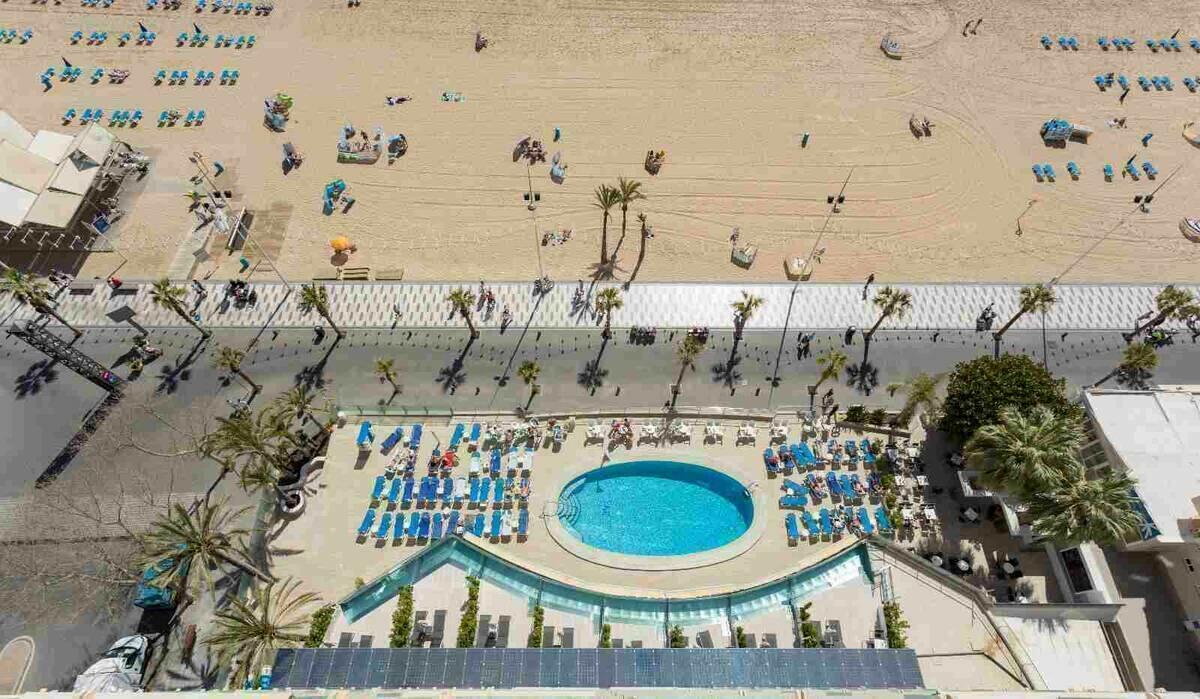 El hotel Cimbel de Benidorm, primer hotel de España con habitaciones autosuficientes gracias al autoconsumo fotovoltaico