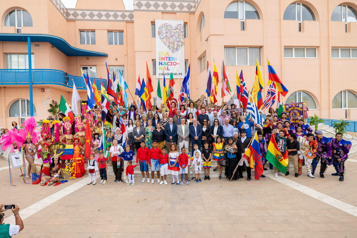 El XVII Día Internacional de l’Alfàs reúne a más de 3.000 personas en una fiesta de la multiculturalidad