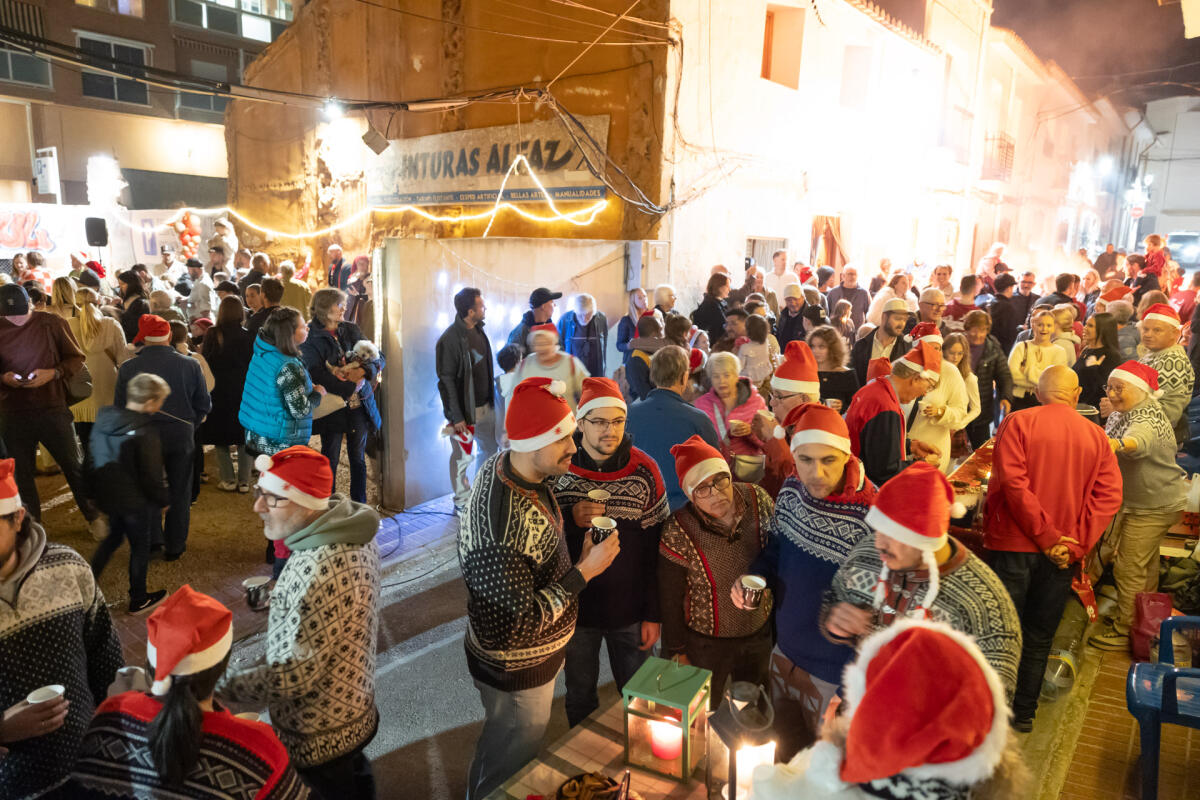 La comunidad noruega enciende la Navidad en el casco antigüo de l’Alfàs