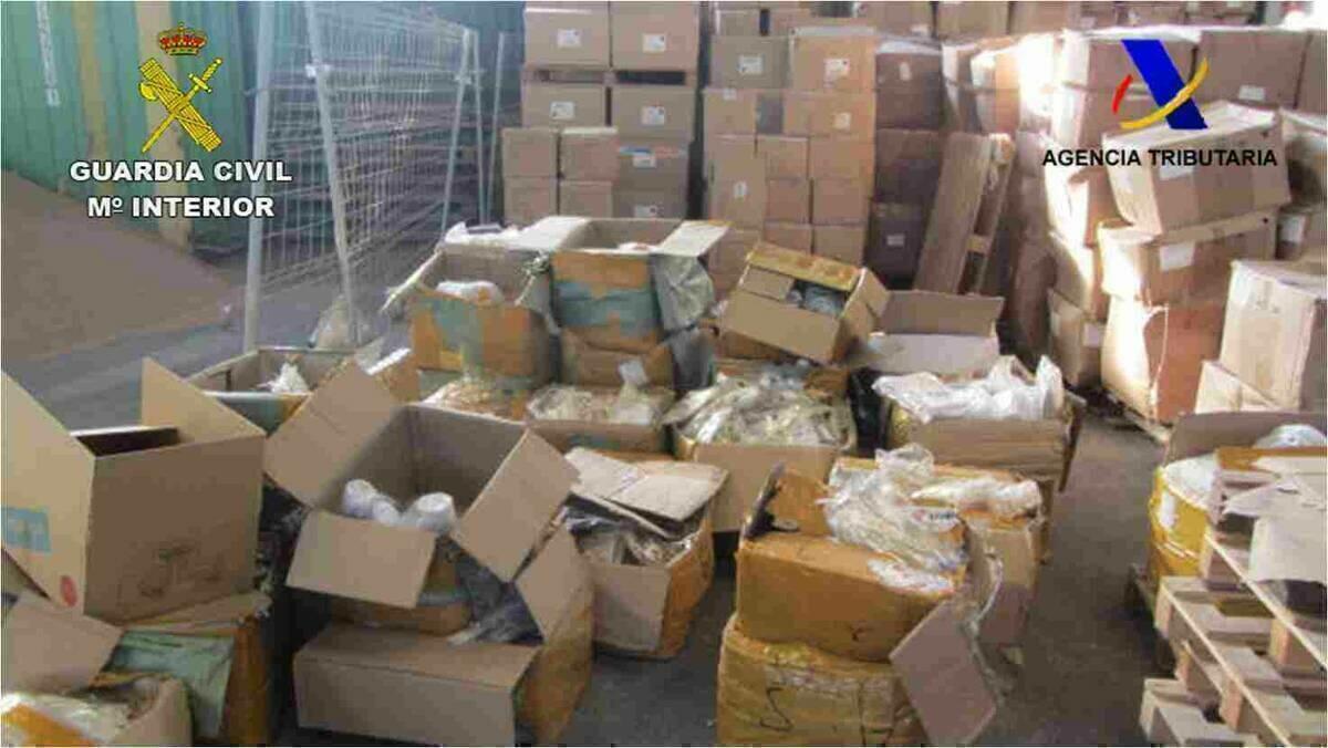 La Guardia Civil y la Agencia Tributaria interceptan en el Puerto de Alicante un env&iacute;o de casi 20.000 joyas falsificadas
