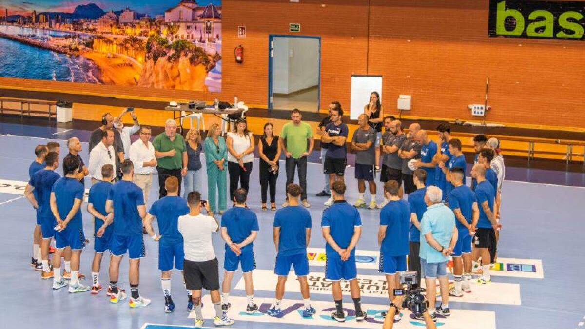 El alcalde de Benidorm acude al primer entrenamiento del Balonmano Benidorm 