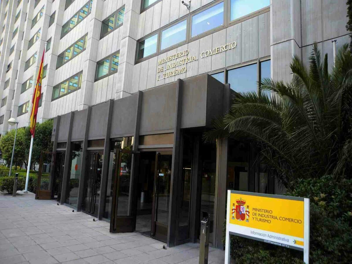 “CITA HISTÓRICA, REPRESENTANTES DEL SECTOR EMPRESARIAL DE BENIDORM SE REUNEN ESTE MIÉRCOLES CON EL MINISTERIO DE INDUSTRIA, COMERCIO Y TURISMO.” 