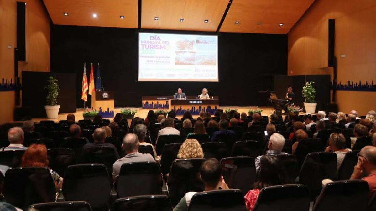 Benidorm completa los actos del Día Mundial del Turismo con la proyección de dos películas promocionales de los años 70 y 80