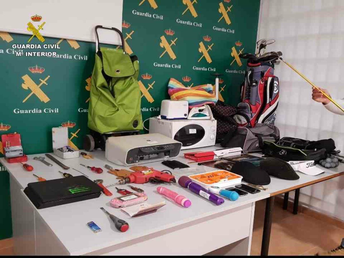 La Guardia Civil detiene en Torrevieja a los autores de 28 delitos de robo