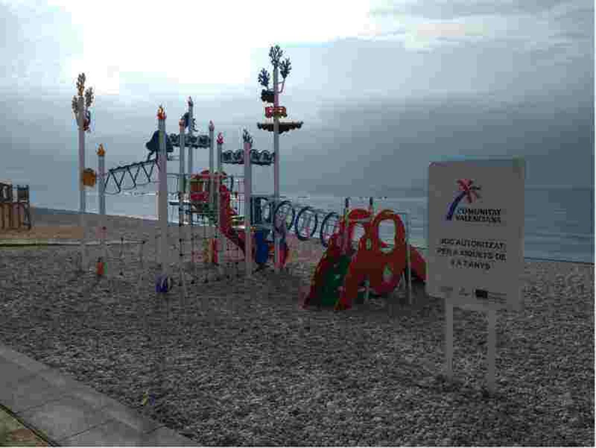 Altea &middot; El edil de Infraestructuras anuncia la ampliaci&oacute;n de juegos del parque de la playa de La Roda