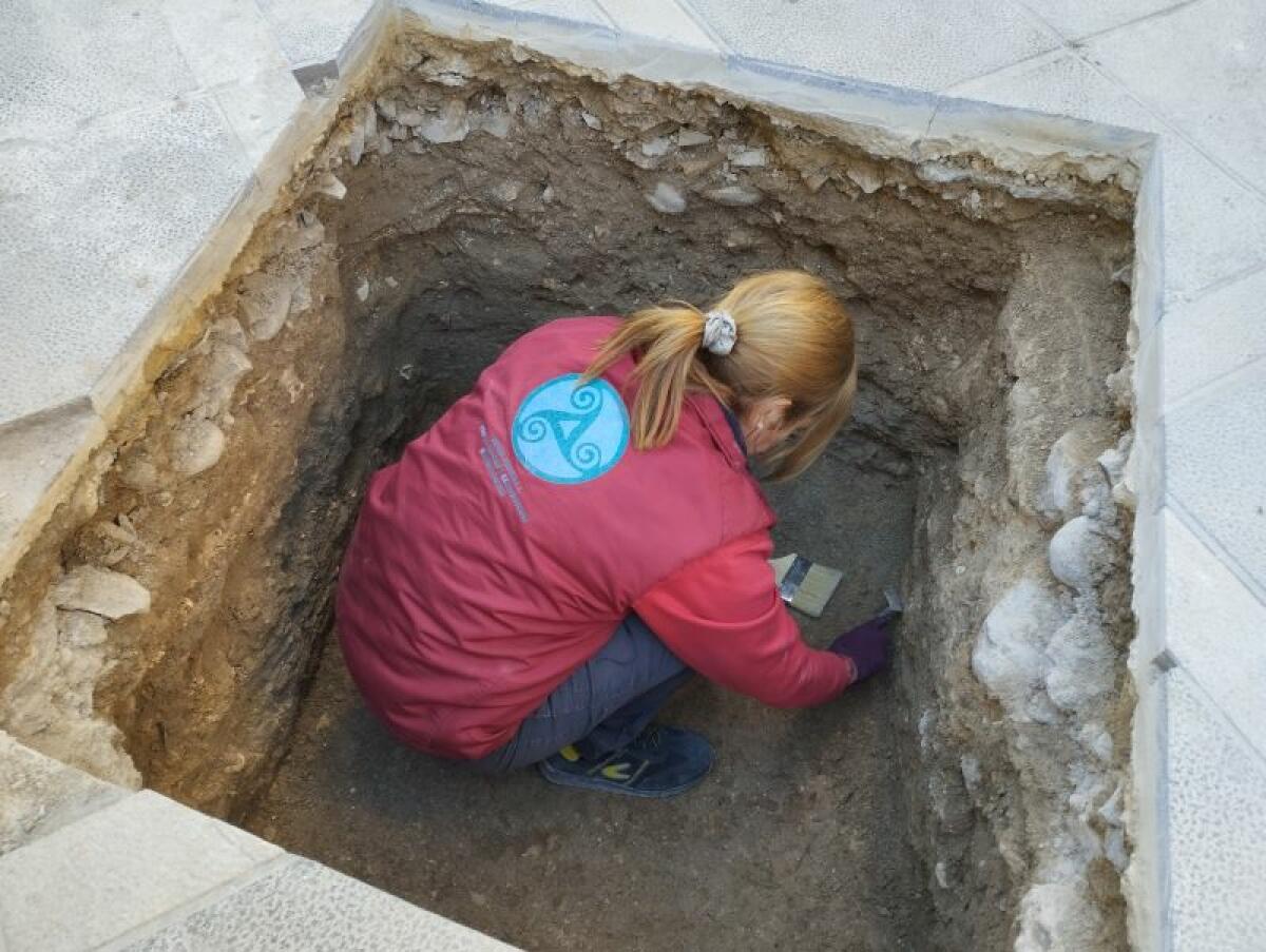 La plaza de la iglesia fortaleza de la Vila Joiosa, un yacimiento clave para entender la presencia griega en Iberia en el s. V a.C.