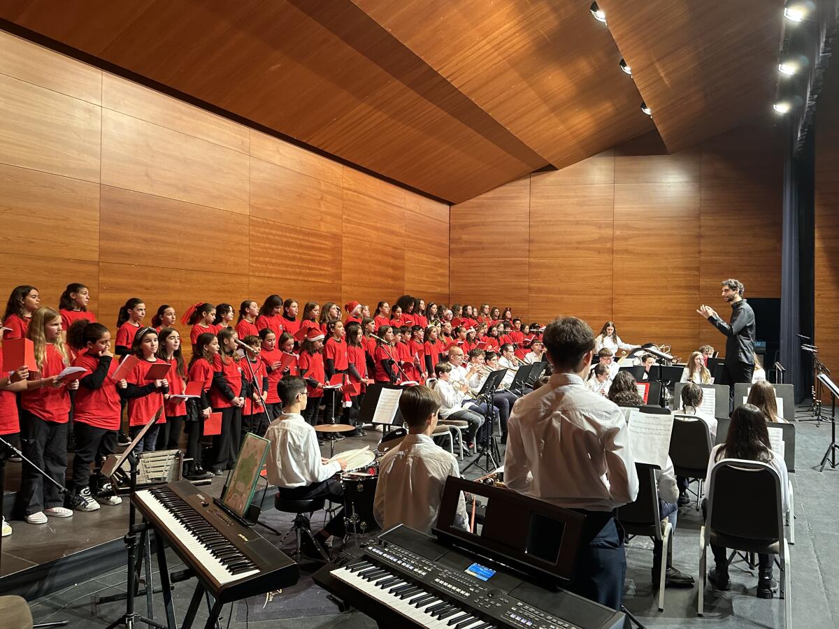 La Banda Jove y el Coro Escolar brillaron al “Concert de Nadal” en l’Auditori 