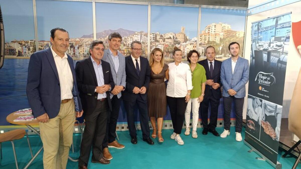 La consellera de Comercio y Turismo, Nuria Montes,  y el Presidente de la Diputación de Alicante, Toni Pérez, visitan el stand del Ayuntamiento de Villajoyosa en la feria Alicante Gastronómica 