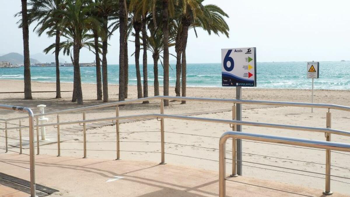 El Ayuntamiento de la Vila Joiosa señaliza los accesos de las playas y calas del término municipal