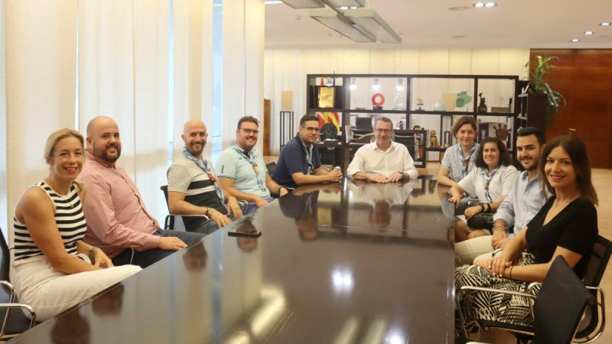 Toni Pérez se reúne con el Grupo Scout Horizontes ante el inicio de su 45ª ‘Ronda Solar’