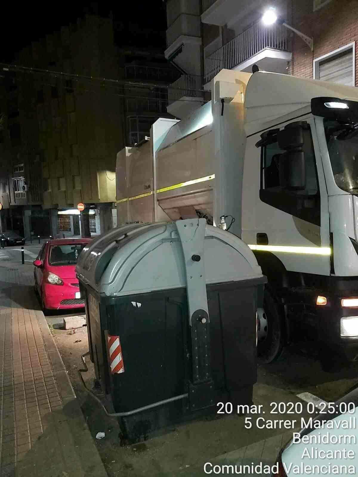 Benidorm dobla la limpieza de contenedores y varía los horarios para depositar la basura.