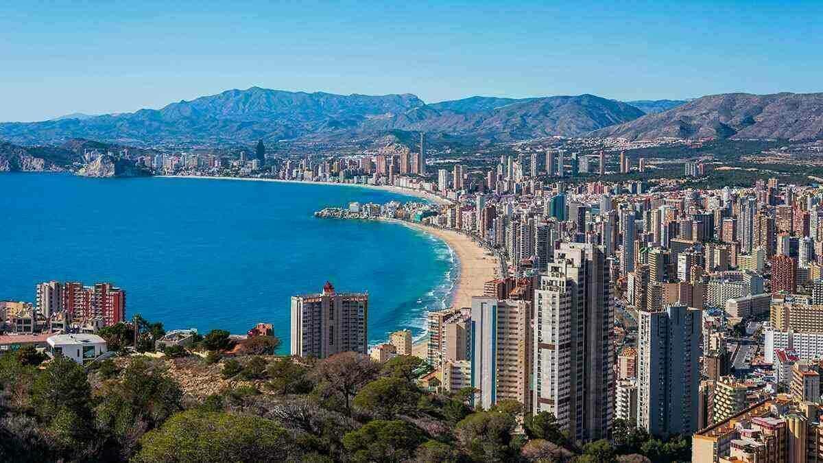 Benidorm &middot; M&aacute;s de 3.700 pe&ntilde;istas participan esta noche en la Entrada de Pe&ntilde;as