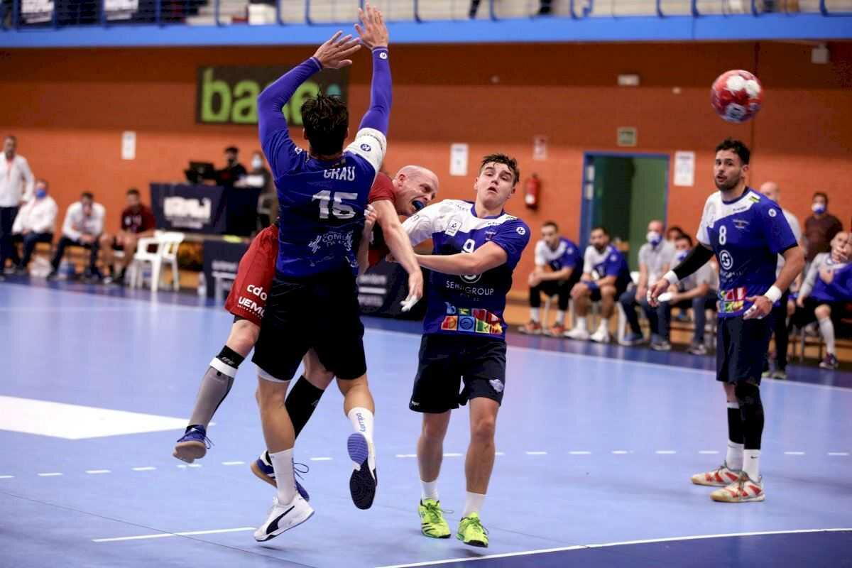 El Balonmano Benidorm regresa a la competición tras el obligado parón