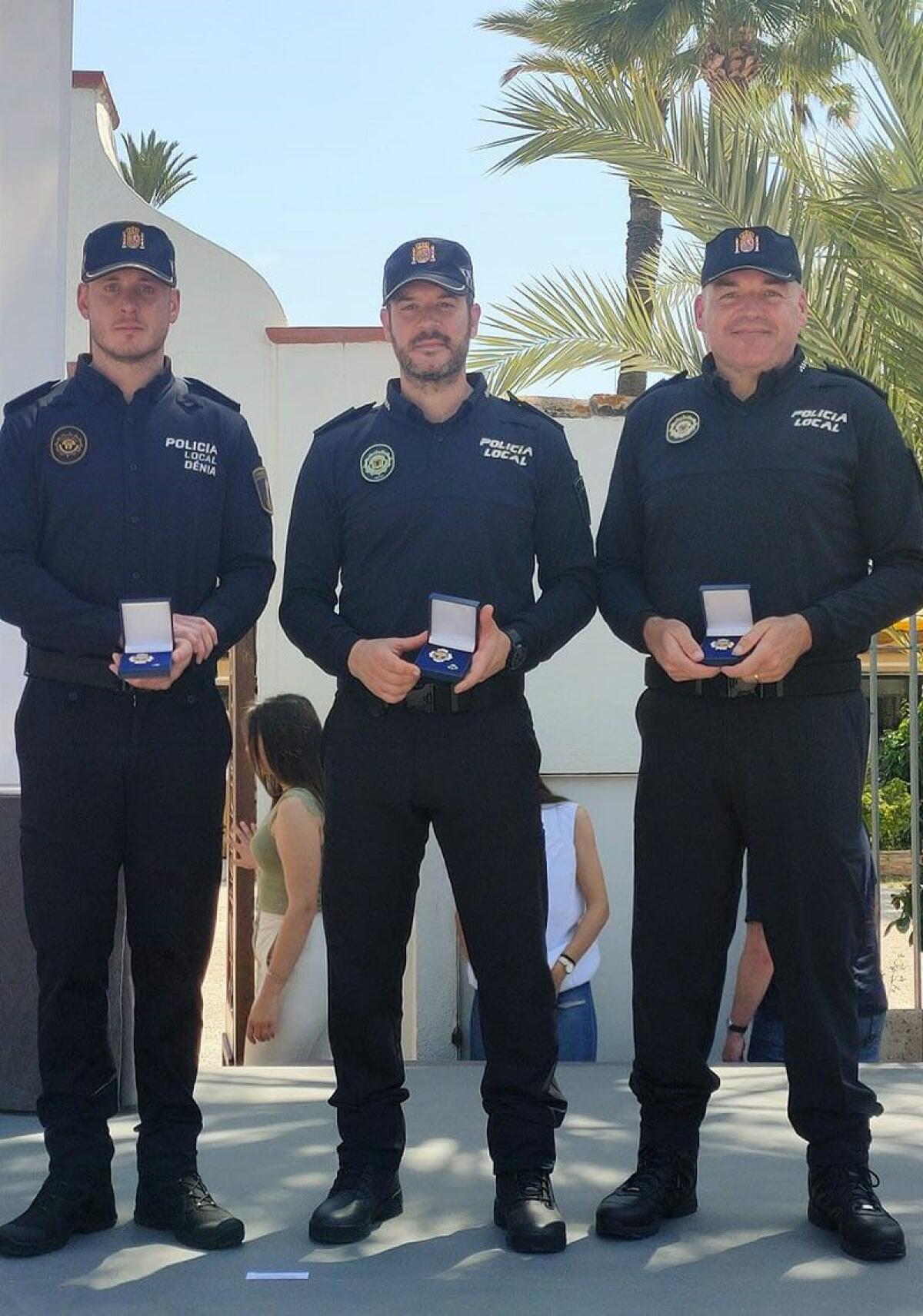 Tres agentes de la Policía Local de Altea reconocidos por salvar la vida a un ciclista