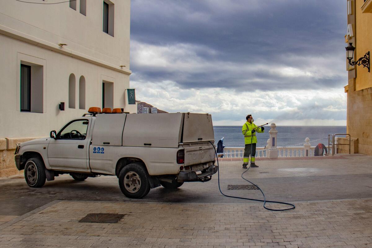 Benidorm reactiva el servicio de desinfección de accesos a edificios y comunidades