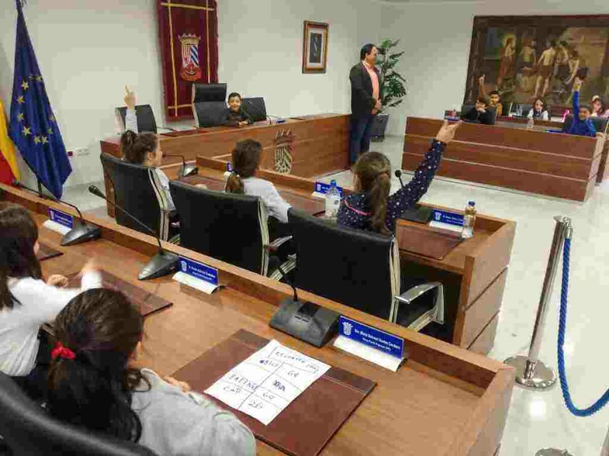 Finestrat incluir&aacute; en sus presupuestos la petici&oacute;n escolar de habilitar un aparcamiento para bicicletas y patines en el CEIP &ldquo;Puig Campana&rdquo;