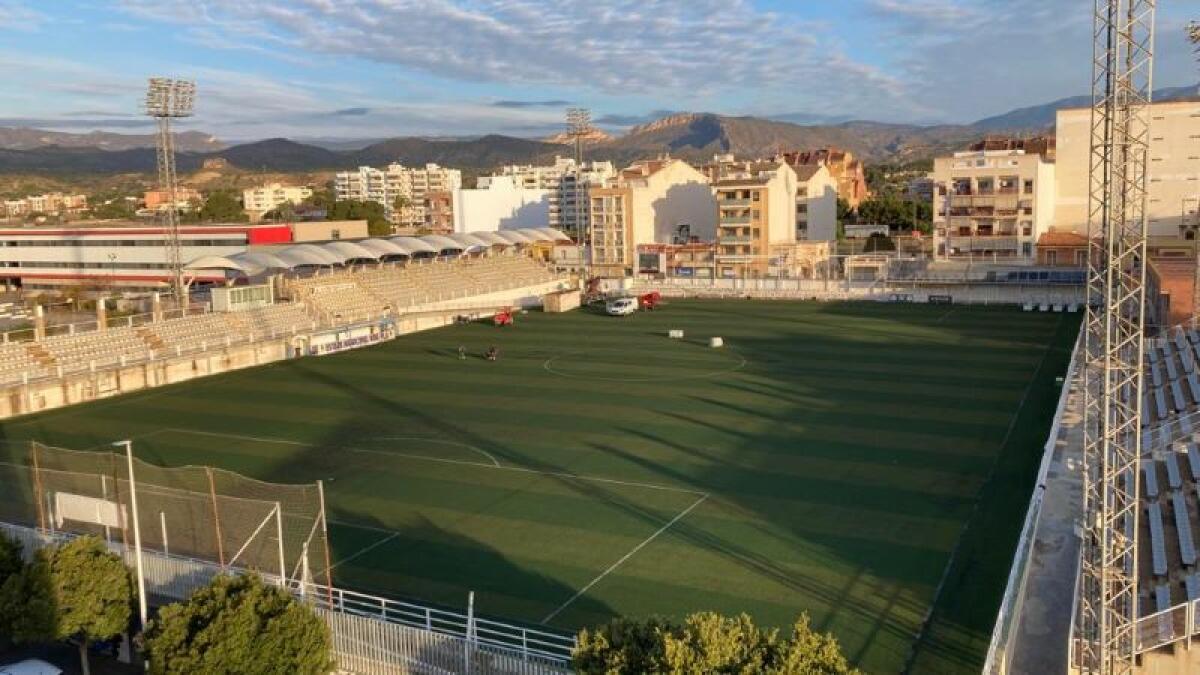 Comienzan las obras de sustitución del césped del estadio municipal de fútbol ‘Nou Pla’