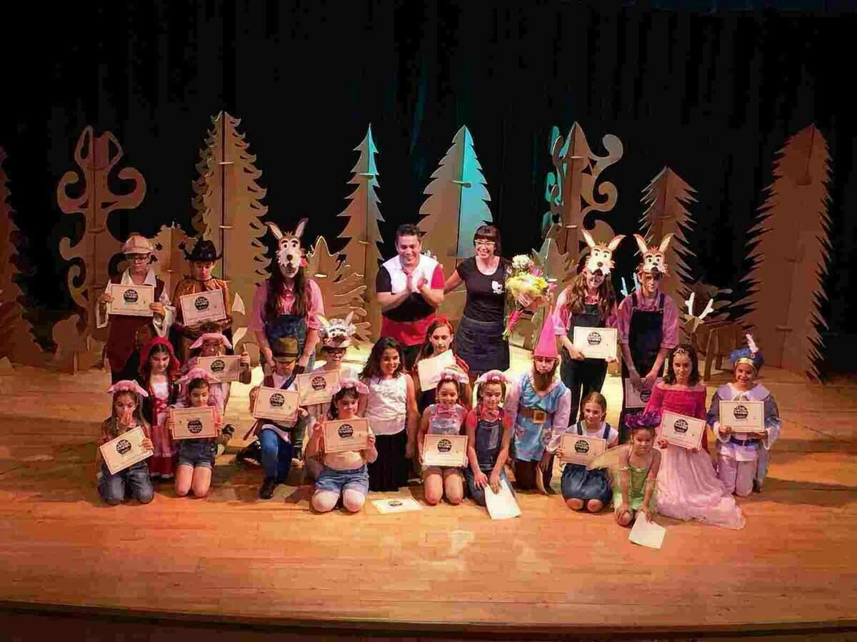 Lleno de p&uacute;blico en la Casa de Cultura de Finestrat para asistir al fin de curso del grupo &ldquo;Arteatro&rdquo;
