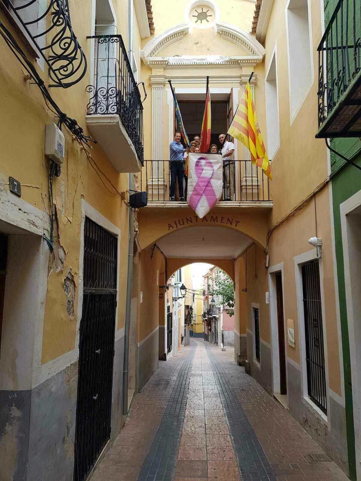 El Ayuntamiento de la Vila cuelga el lazo rosa contra el c&aacute;ncer de mama