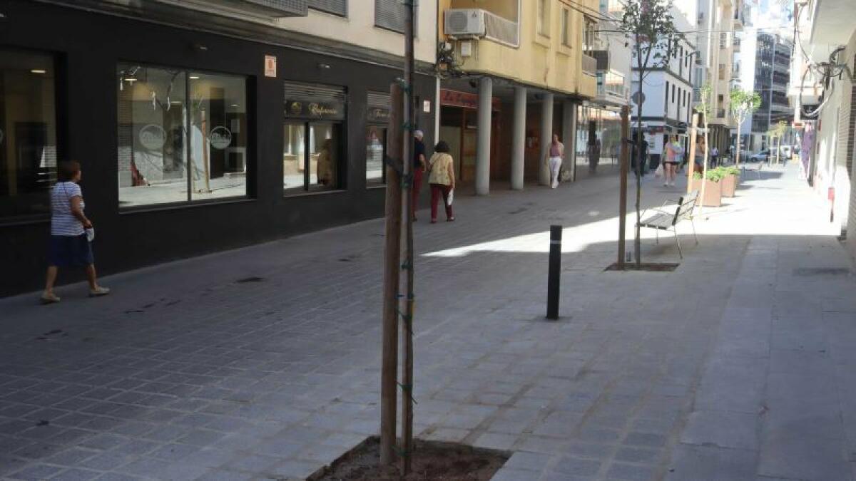 Benidorm mejora la imagen de la calle La Garita e implanta la prioridad peatonal en toda la vía