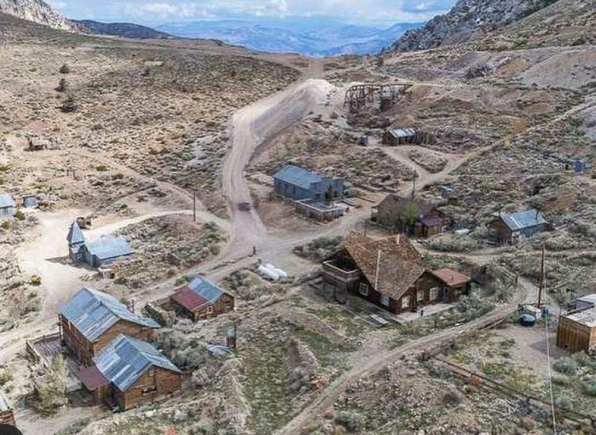 Un hombre se compra un pueblo fantasma y lleva seis meses viviendo allí solo
