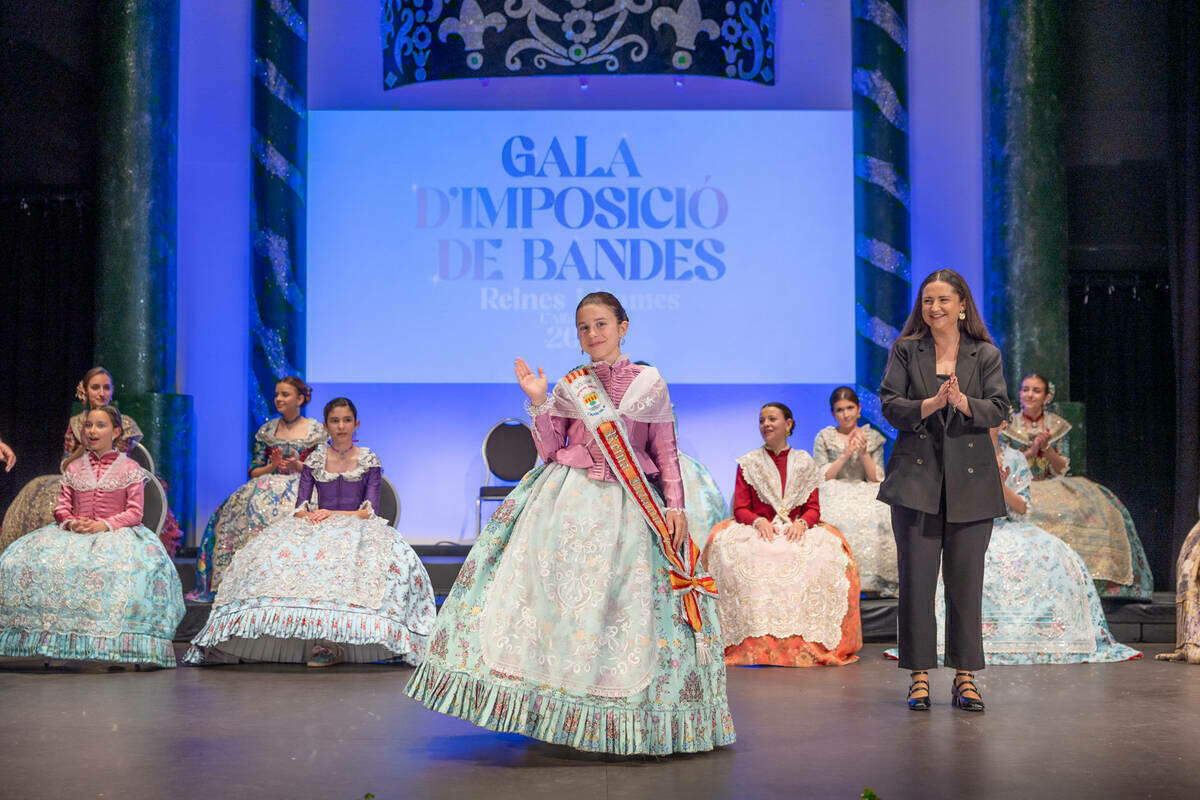 La Casa de Cultura del’Alfàs acogió la gala de imposición de bandas a las reinas y damas de 2024