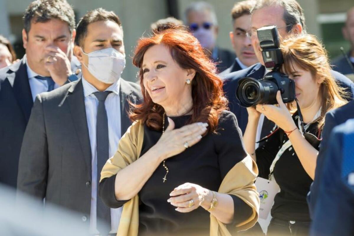 Condenan a seis años de cárcel a Cristina Fernández de Kirchner