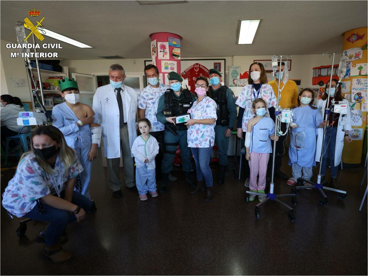 La Guardia Civil participa en una donación de muñecas artesanas en el Hospital General Universitario de Alicante