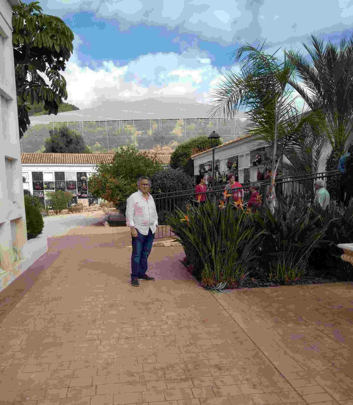 Callosa &middot; Cientos de personas visitan el cementerio el D&iacute;a de Todos los Santos en una jornada que transcurri&oacute; sin incidencias