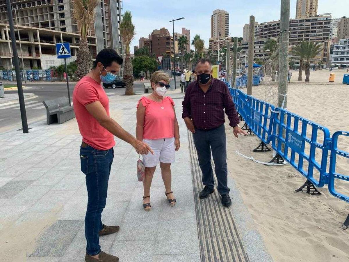 Limpieza de la arena del paseo de la cala tras los  temporales del viento