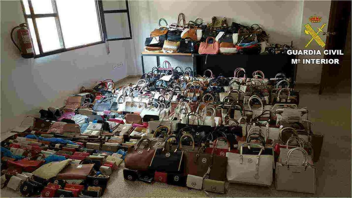 La Guardia Civil incauta m&aacute;s de un millar de falsificaciones en Benidorm