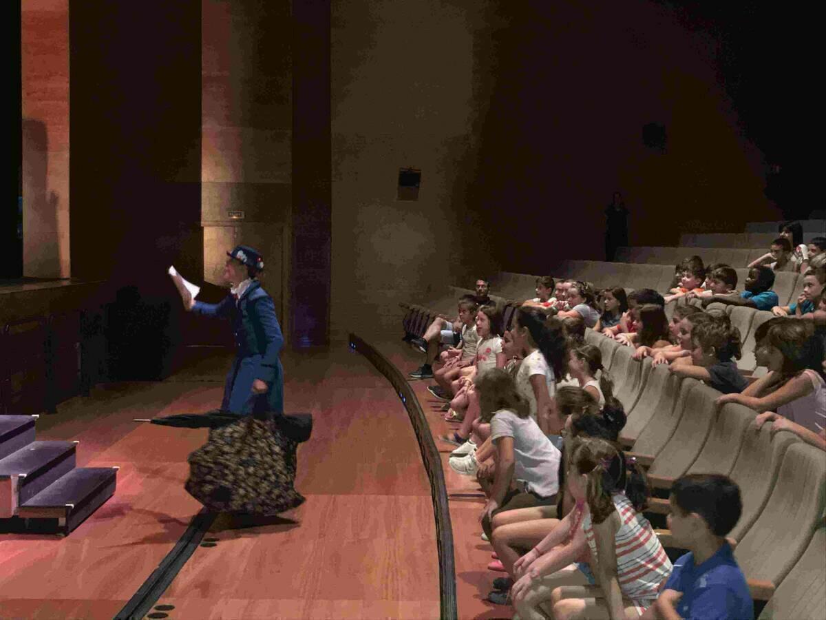 La Nuc&iacute;a &middot; 300 escolares disfrutan de la obra teatral &ldquo;Mari Pompas&rdquo; en l&rsquo;Auditori