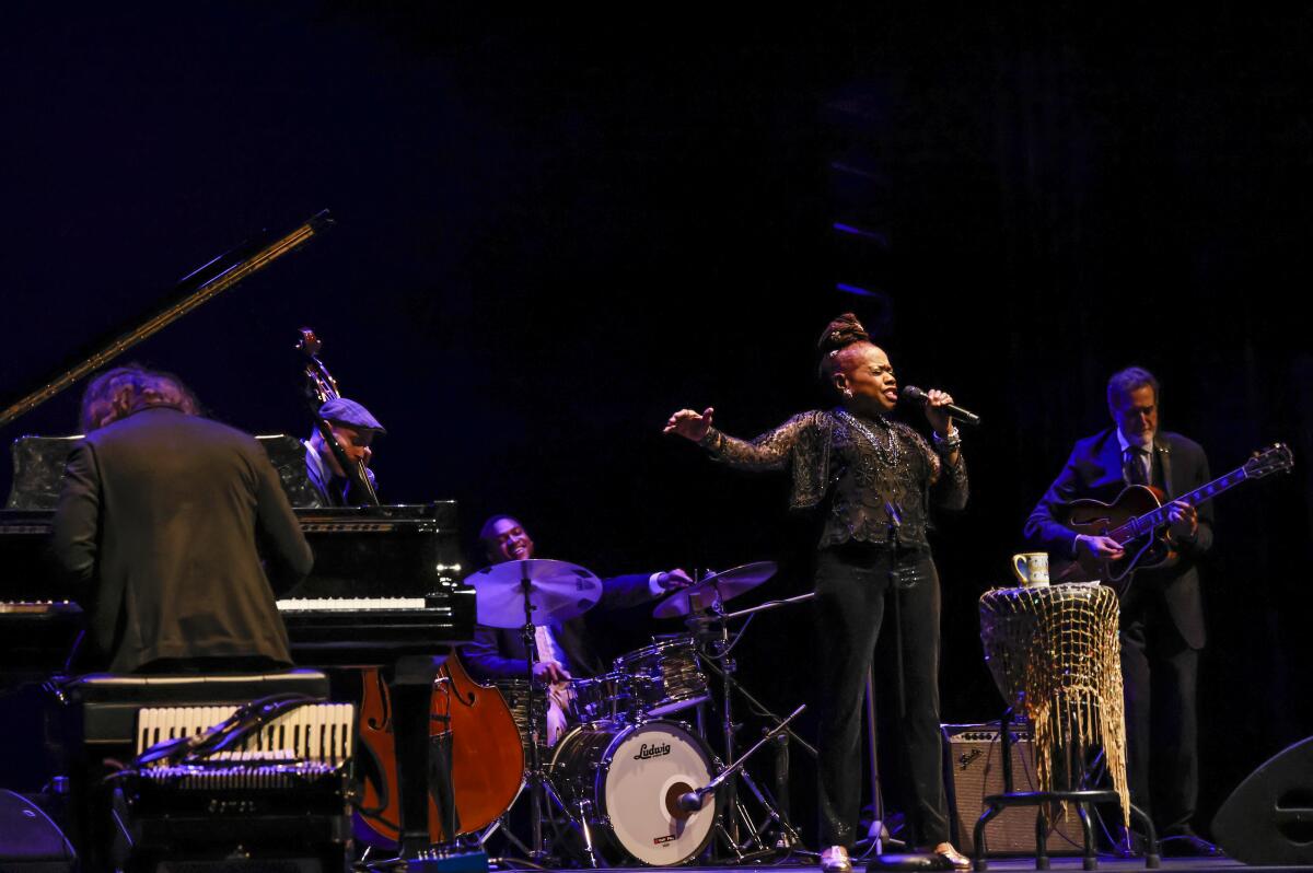 El mejor jazz con la voz de Catherine Russell emocionó a l’Auditori de La Nucía
