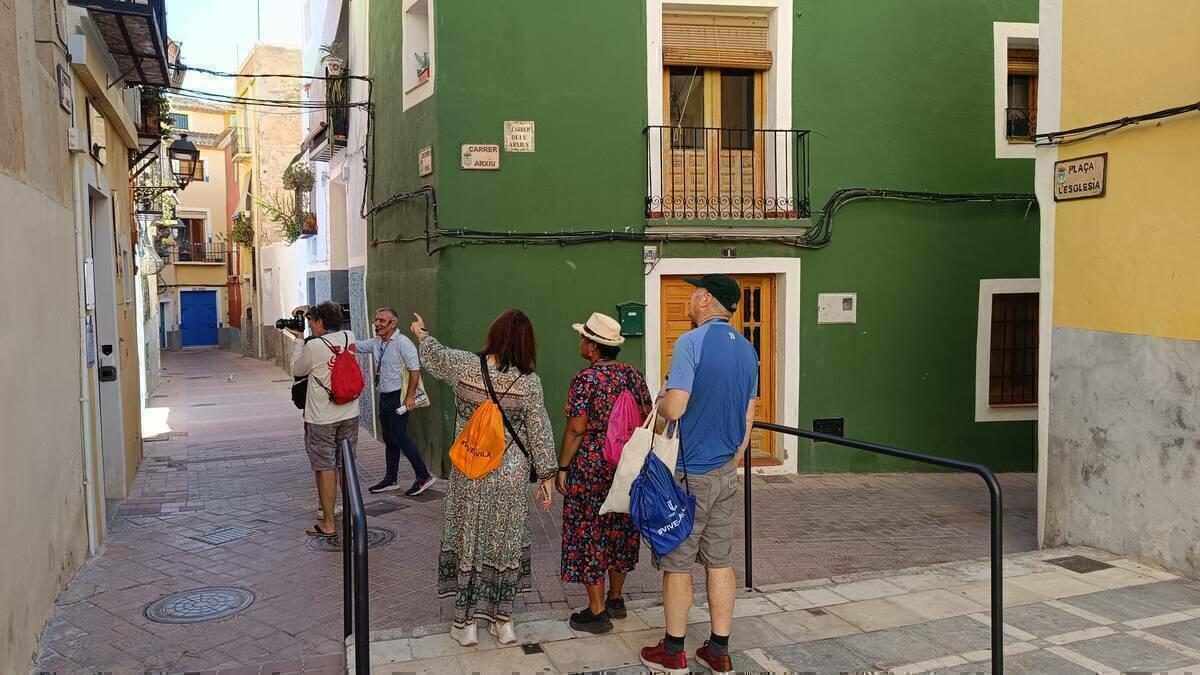 Periodistas e influencers europeos  especializados en turismo visitan los almacenes del pecio Bou Ferrer en Vilamuseu y el centro histórico de Villajoyosa