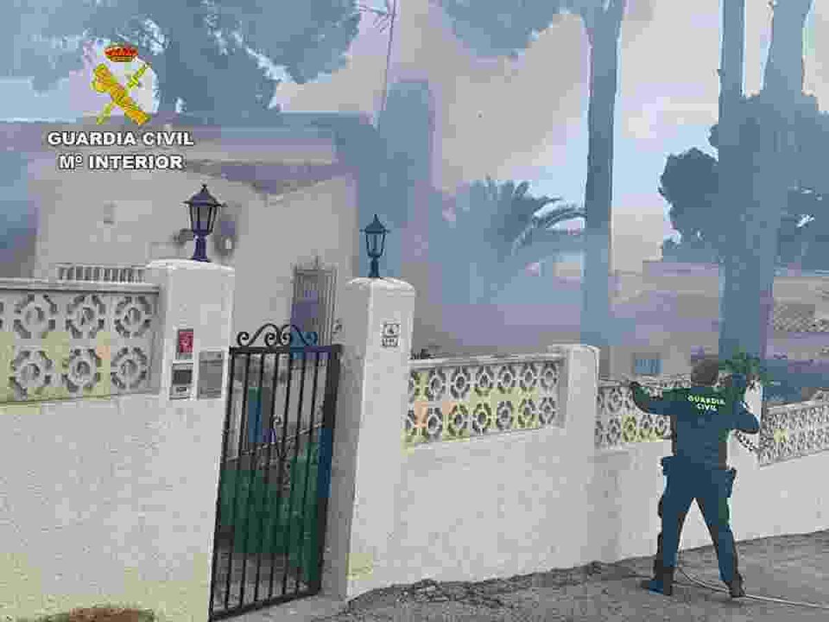 La Guardia Civil auxilia a una vecina de Moraira cuya vivienda se incendió, estando ella dentro.