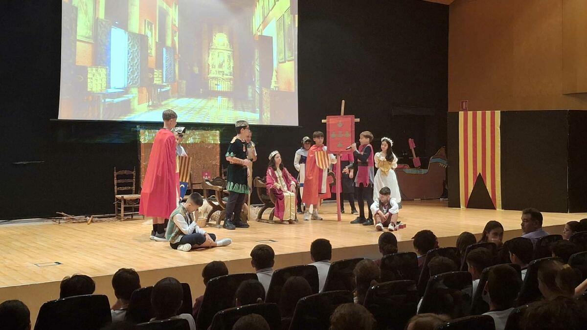 Alumnos del CEIP Ausiàs March escenifican para otros colegios el otorgamiento de la Carta Pobla  