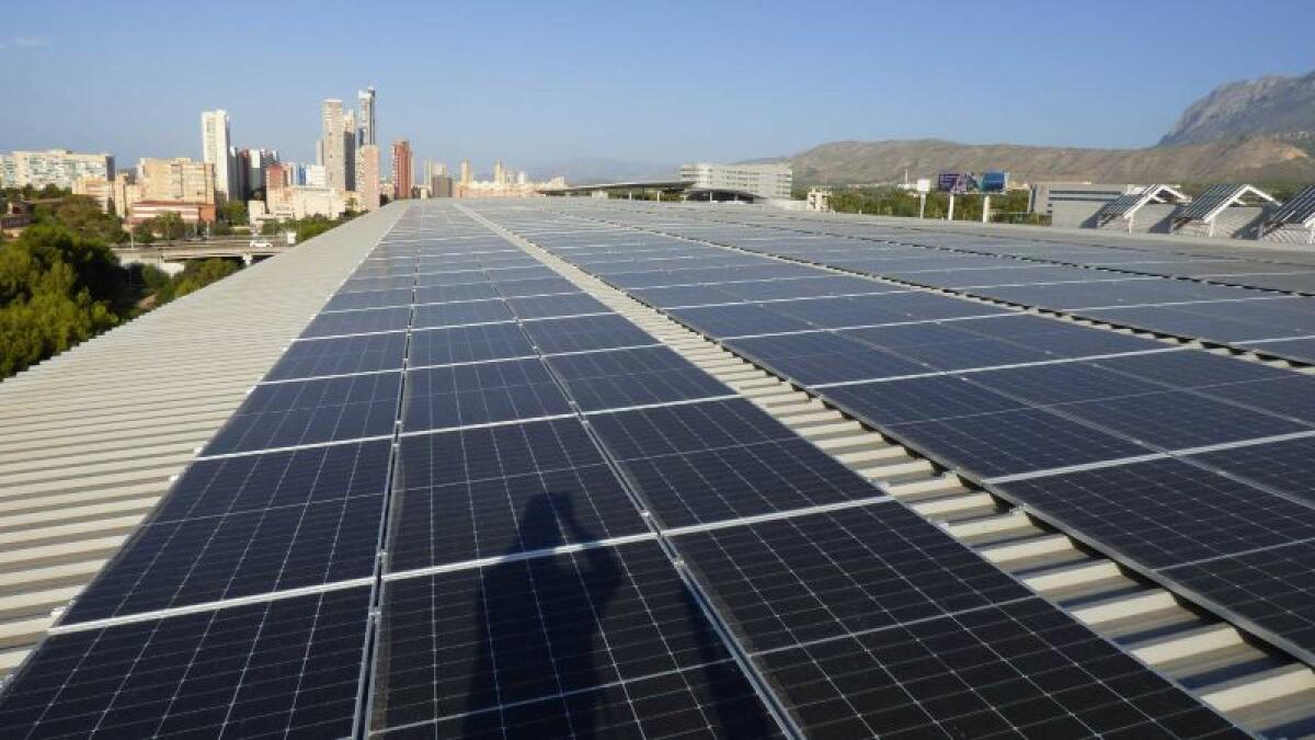 Benidorm acomete la instalación de 548 placas fotovoltaicas para reducir el consumo y las emisiones de CO2 en el Palau d’Esports