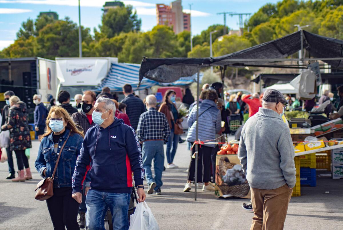 Más de 8.000 acuden al mercadillo municipal en el primer día de reapertura del textil y calzado