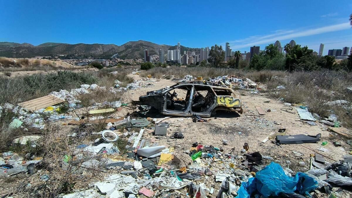 Informes policiales alertan del peligro de incendio por la acumulación de vertidos en Armanello