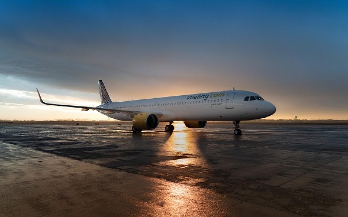 Vueling refuerza las frecuencias a Sevilla para llevar a los aficionados del Athletic Club y del RCD Mallorca a la final Copa del Rey 2024