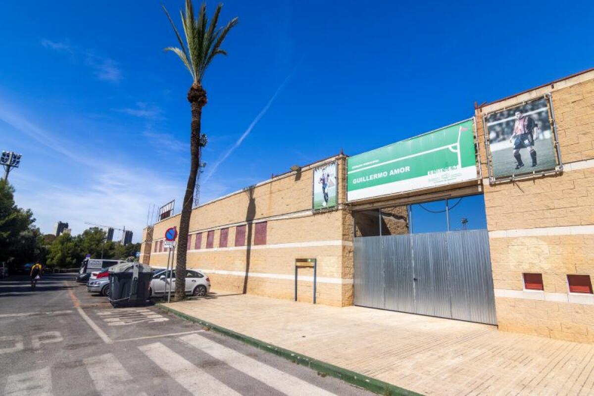 Benidorm instalará placas solares en la ciudad deportiva Guillermo Amor que también abastecerán a 2 centros escolares