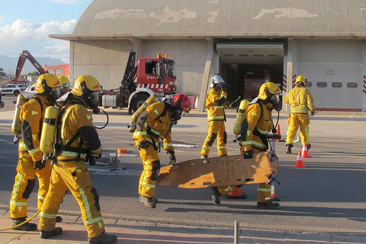 El programa incluye clases teórico-prácticas sobre materiasrelacionadas con el servicio de prevención, extinción de incendios y salvamento