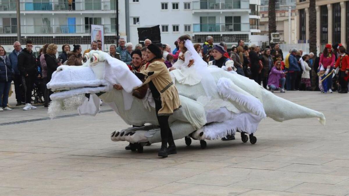 ‘Veneno en la piel’ se alza con el primer premio del desfile de Carnaval en el que lucieron 55 grupos y seis participantes en categoría individual