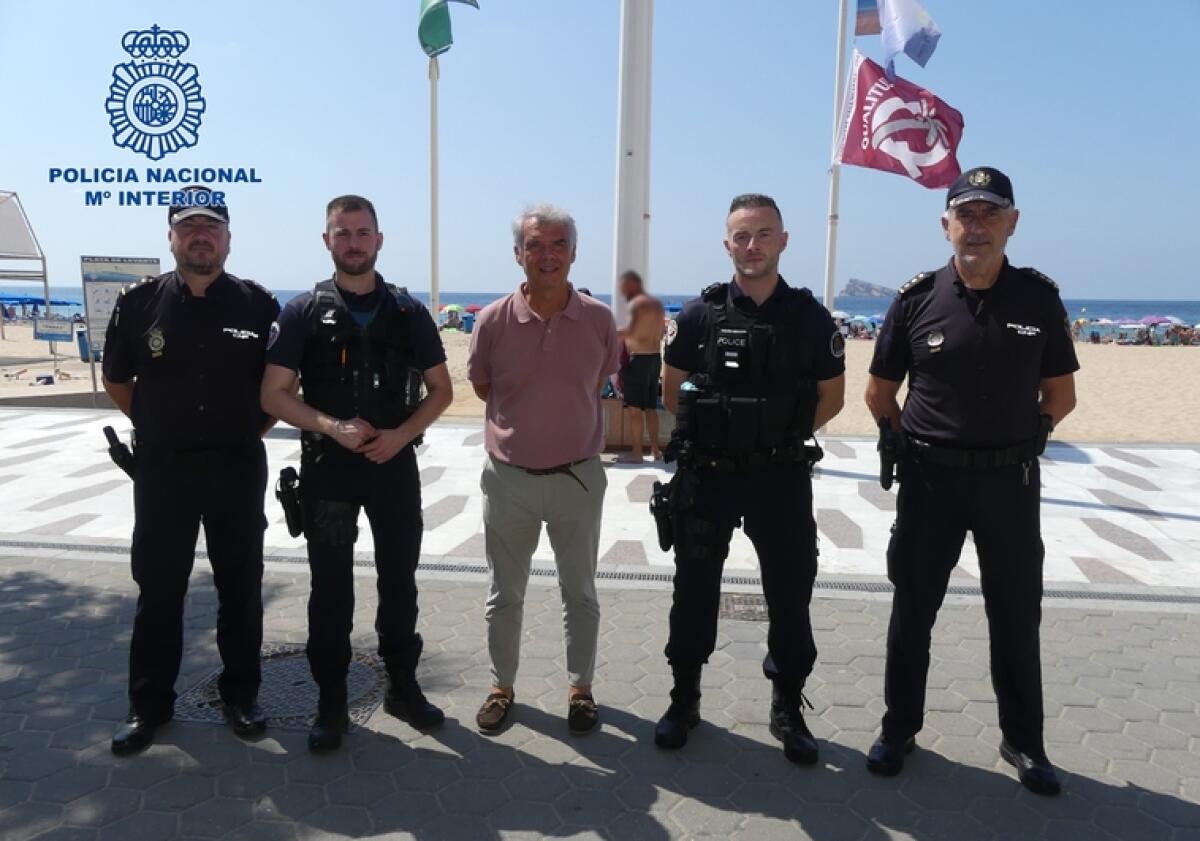 Policías franceses patrullan en Benidorm para garantizar la seguridad de los turistas