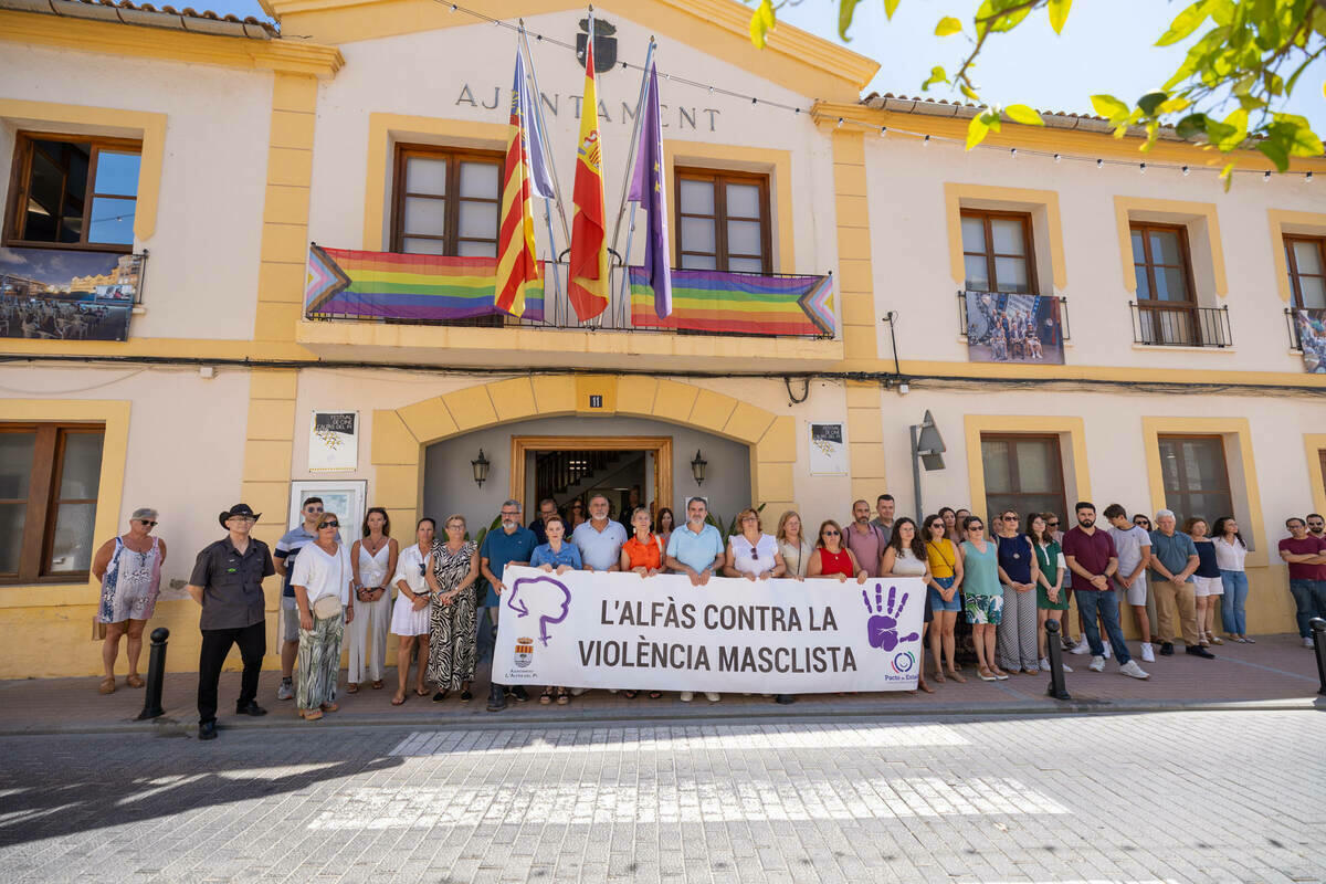 L’Alfàs guarda un minuto de silencio por las últimas víctimas mortales por violencia de género