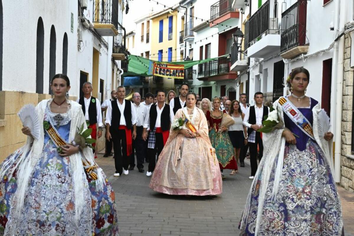 La Ofrenda llenó de flores y trajes tradicionales les “Festes d’Agost” 