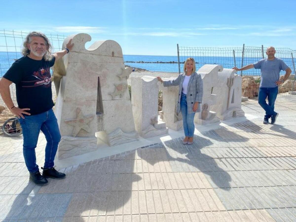 Instalada en el paseo marítimo la escultura “Altea del Mar” ganadora del concurso de “Amb el Nom d’Altea”