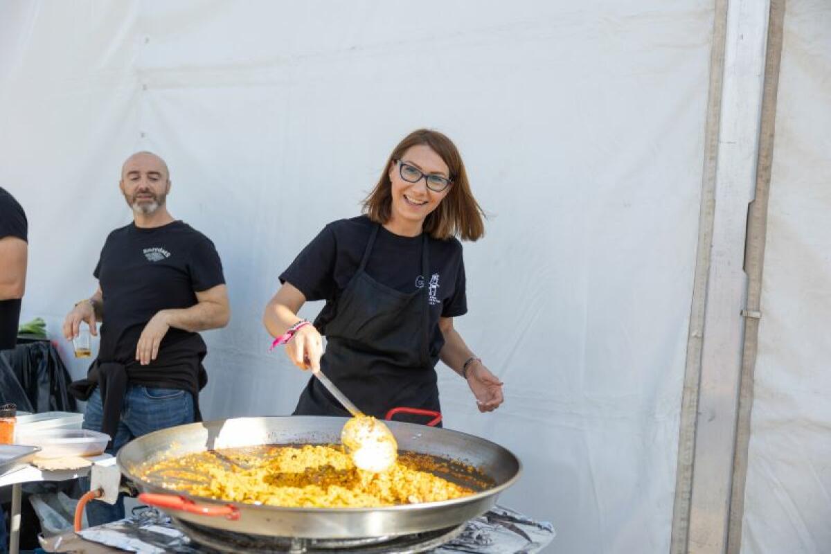 Cerca de un millar de personas se dan cita en los concursos de playbacks y paellas de l’Alfàs