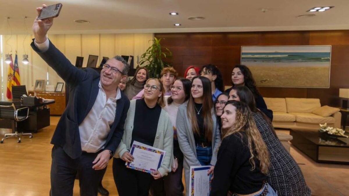 El alcalde recibe a alumnos del IES Bernat de Sarrià que colaboraron con el Benidorm Fest